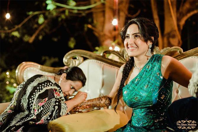 Kamya Panjabi's Mehendi ceremony pictures were brimming with joy, giving us an idea as to what must be going through the actress' heart and mind.