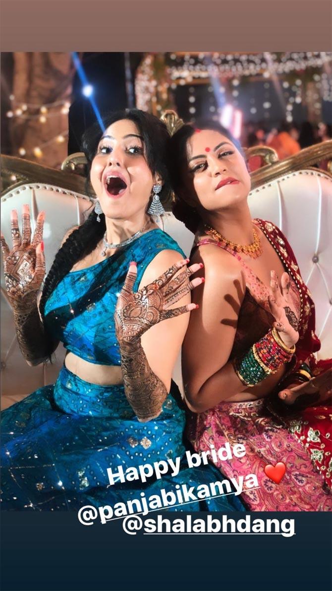 Kamya Panjabi's close friend and television actor, Kavita Kaushik, shared this picture on her Instagram story. Both ladies can be seen having fun.