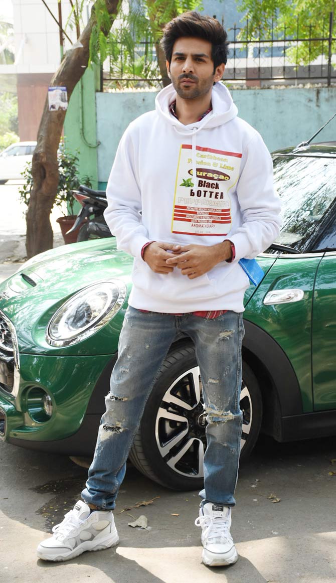 On the other hand, Kartik Aaryan was snapped wearing a white sweatshirt, paired with distress denim and white sports shoes.
