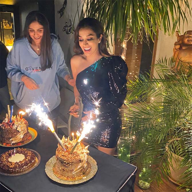 Sophie Choudry turned a year older on February 8 and the actress celebrated her special day with her close friends. The birthday bash was held at her residence and we must say, it was a complete fun affair! (All photos/Sophie Choudry's Instagram account)