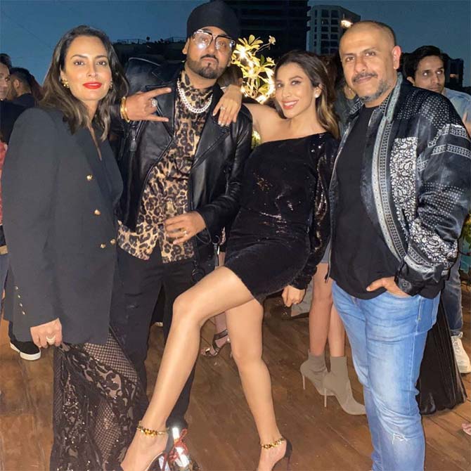 Sophie looked gorgeous in a shiny black one-shoulder mini dress and paired her outfit with minimal accessories. She also kept her makeup minimal, with nude lipstick and wavy open hair.
In picture: Sophie with her friend Manj Musik and Vishal Dadlani.