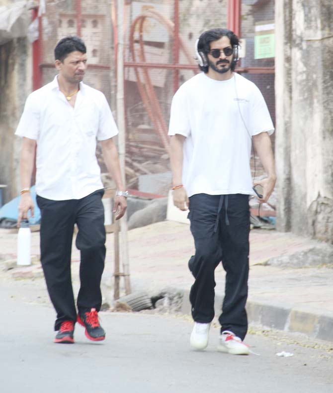 Here's the cool dude Harshvardhan Kapoor, busy with his headphones and in his own world, as he gets papped by the paparazzi.