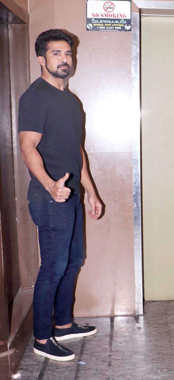 Saqib Saleem also happened to be at the dubbing studio. The Race 3 actor opted for a black t-shirt, denim, and black shoes. Saqib will be next seen playing the role of former cricket player Mohinder Amarnath in Ranveer Singh starrer '83. The film, directed by Kabir Khan is based on the Indian Cricket team's victory in the 1983 World Cup.