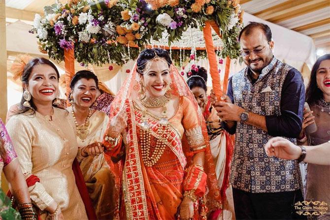 And here comes the bride! Can you see the excitement of the actress and how crucial the day was to her?