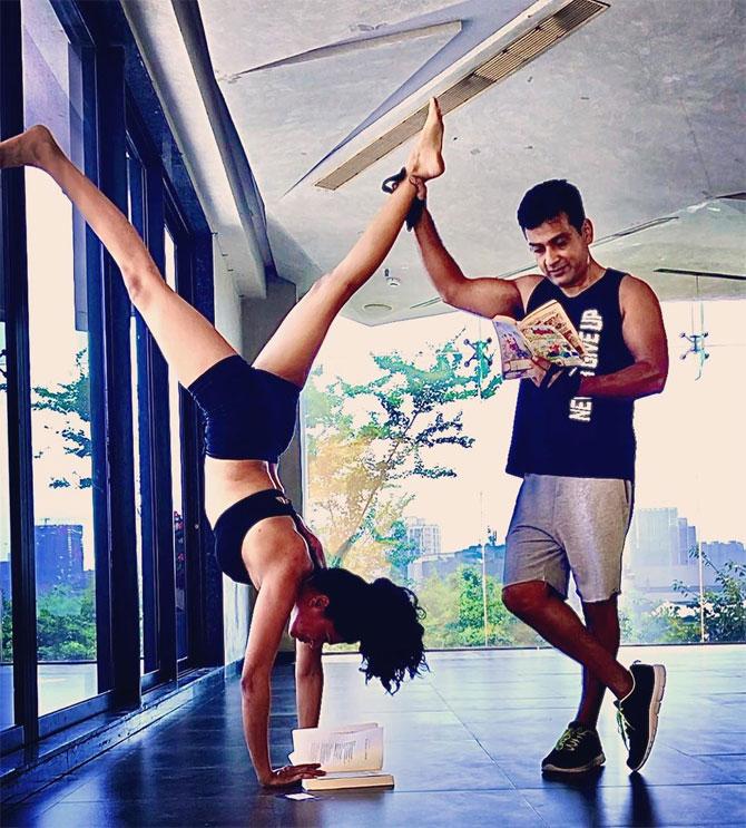 Kavita Kaushik also routinely posts about working out with her husband Ronnit Biswas, whom she married in 2017. Kavita believes that it has helped deepen their bond.