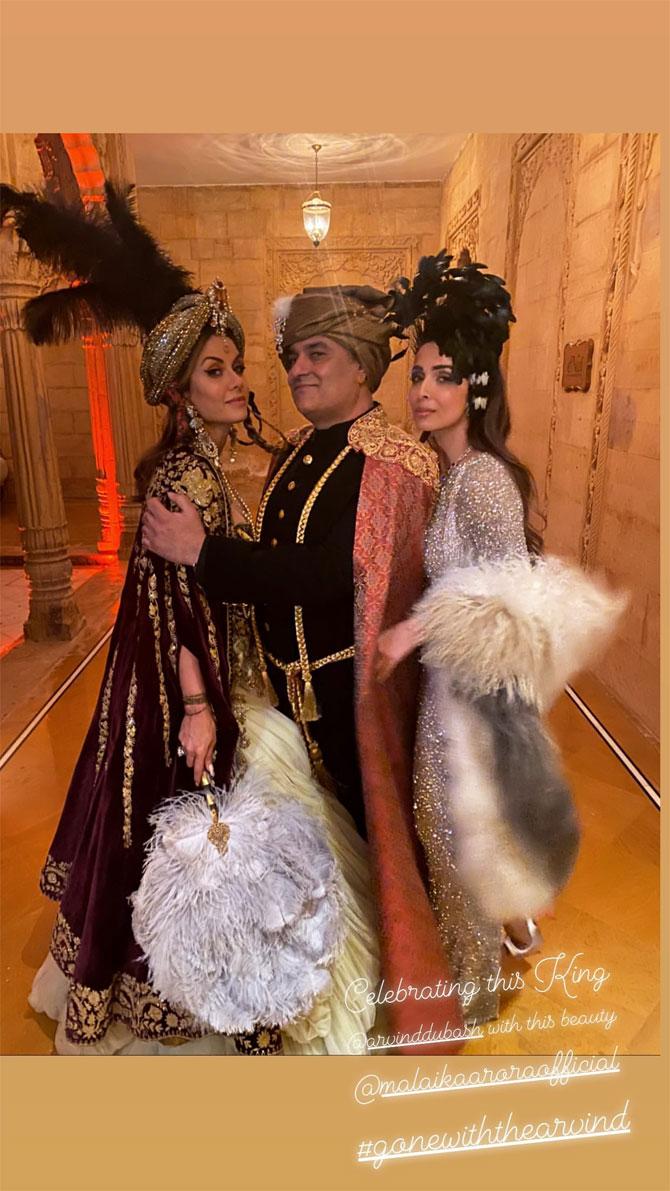 Arvind Dubash posed for the cameras with Malaika Arora and Natasha Poonawalla. The industrialist is extremely close with this bunch of B-towners and it shows from the photos!