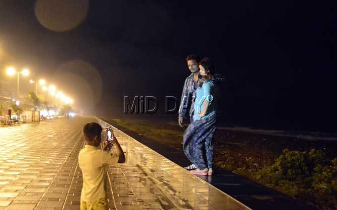 Monsoon in Mumbai is undoubtedly a time to get romantic, and cosy and Mumbai couples never shy away from enjoying the rains. Here a couple can be seen striking a pose during a rainy evening at the iconic Marine Drive. Pic/Sneha Kharabe


