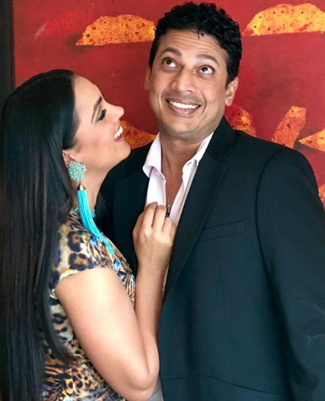 Lara Dutta won the Miss Intercontinental 1997 but her biggest highlight was winning Miss Universe 2000 while propelled her to a career in Bollywood.
This is trying to get my goofball husband @mbhupathi to pose for ONE decent picture!!!!. Perils of marrying a sportsman!! @remax . #dayatworkwiththehubby