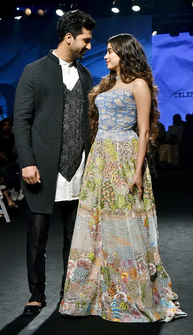 Vicky looked dapper in a beautiful three-piece suit designed by Kunal Rawal. The Uri actor donned a white bandhgala kurta and black patterned jacket. He completed his look with black pants and shoes.