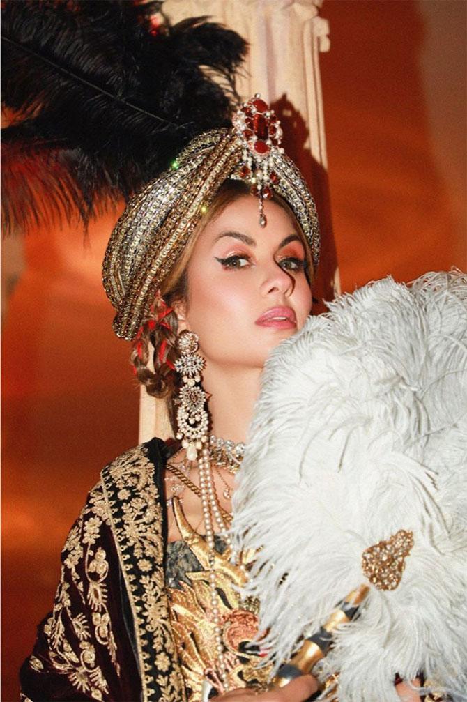 To compliment the outfit, Natasha wore long earrings which were made of gold, diamonds and pearls along with heavy jewellery for her neck. It won't be wrong to say that Natasha looked like a queen.