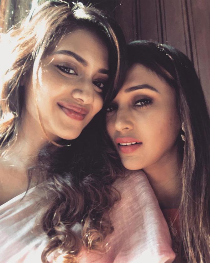 The two have always protected each other and stood for each other. According to reports, once when the two were on their way out from the Parliament, media swarmed around them. The two initially cooperated but after a point Mimi had to ask them to give way.