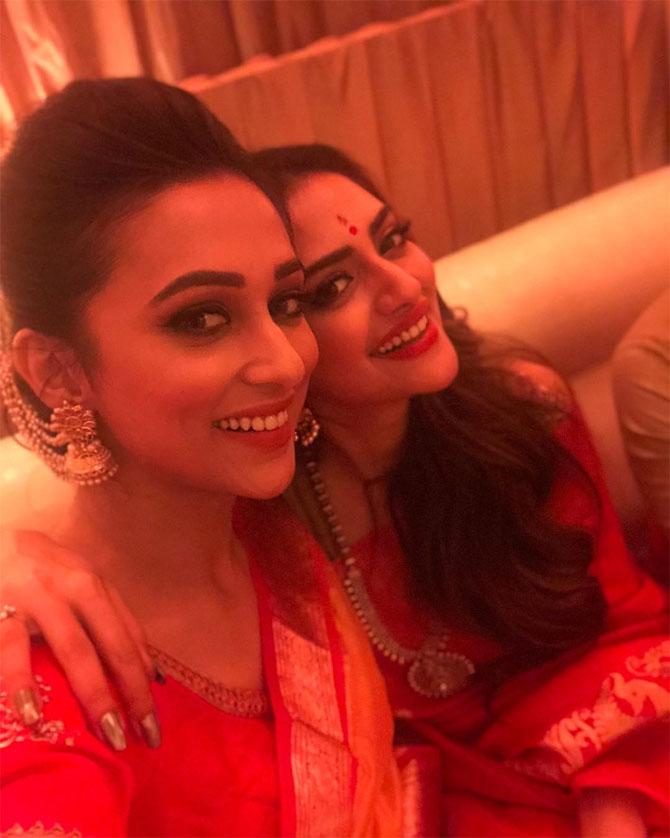 Unable to get past the media persons, Mimi went and stood behind Nusrat. Nusrat protectively put her arm around her friend and told them that they cannot push them.