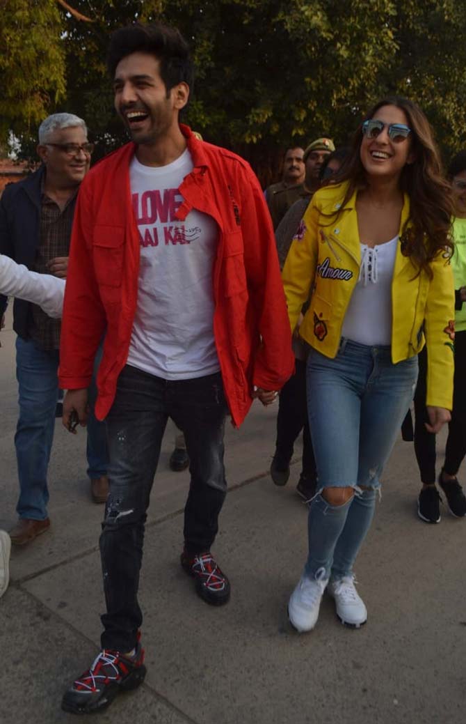 Kartik Aaryan and Sara Ali Khan cannot stop laughing their hearts out in this candid picture. Did the fan-frenzy make them smile, or was it the sheer excitement to see the Taj?