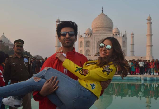 And here's another fantastic picture where Kartik Aaryan lifts Sara Ali Khan in his arms and poses again against the backdrop of the Taj Mahal. This seems to be a picture for a lifetime!