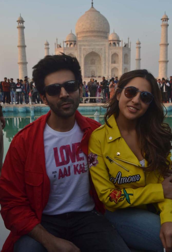 Here comes a beautiful picture where Kartik Aaryan and Sara Ali Khana getting clicked against the backdrop of the gorgeous Taj Mahal. Can you find a better picture than this?