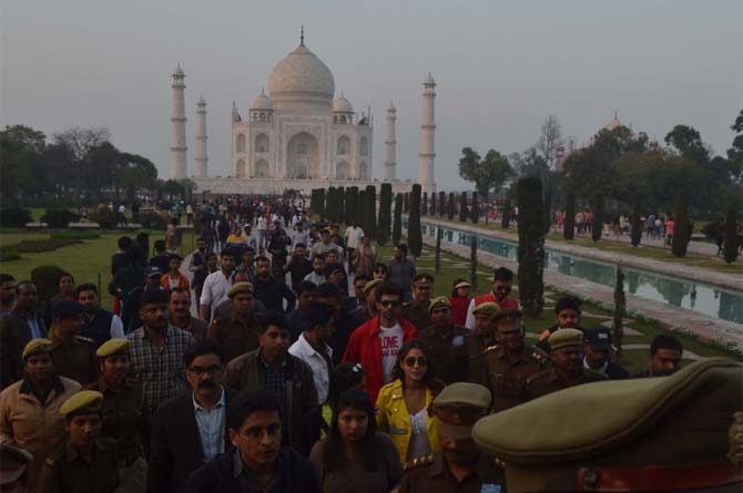 The sheer beauty of the Taj Mahal can leave anyone bewitched. As Sara Ali Khan and Kartik Aaryan head back after spending some quality time at the iconic monument, we get a gorgeous view of the symbol of love that will continue to make the country proud.
