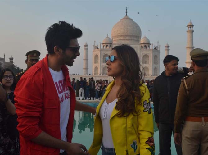 Well, the candid shots are back and this time, Kartik Aaryan seems to be explaining something to Sara Ali Khan. Well, it seems there was some confusion amidst movie promotions.