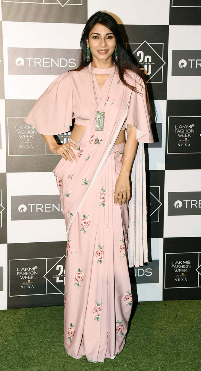 Tanishaa Mukerji impressed the fashion police with her classy pink sari with white border at the fashion event. She kept her hair open and opted for a silver neckpiece that aced her look.