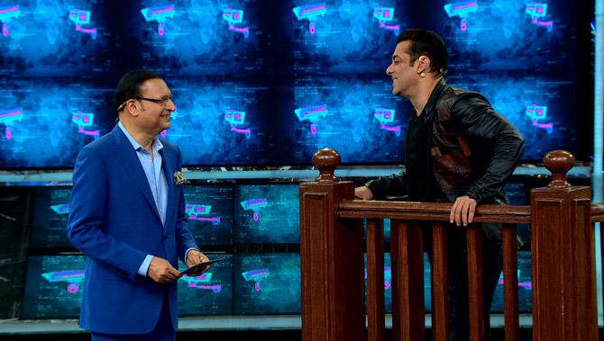 Next up, Salman welcomed journalist-news anchor Rajat Sharma on the stage. Bigg Boss announced the 'adalat' session with the contestants inside the house. Rajat Sharma decided to begin the drill session with Salman Khan. Rajat put across some allegations ranging from announcing his exit from the show every year to playing spoilsport in the housemates' love stories both inside and outside the house.