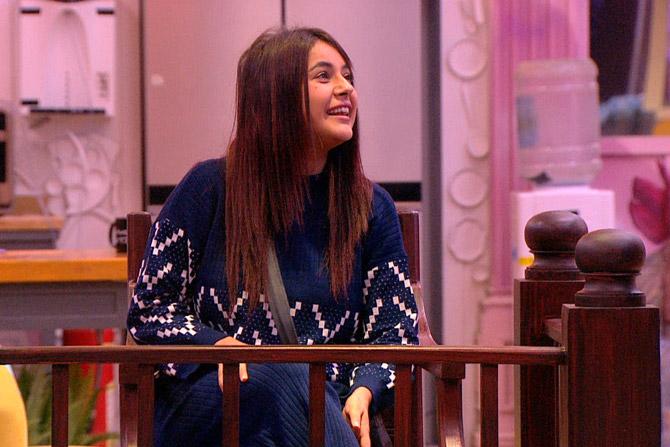 Rajat Sharma then turned his attention towards Shehnaaz. He asked Shehnaaz if 'Sidnaaz' (and her relationship with Sidharth) was real or is  itjust a part of her game. He also blamed Shehnaaz for spoiling her own image by talking about having multiple boyfriends at one time.