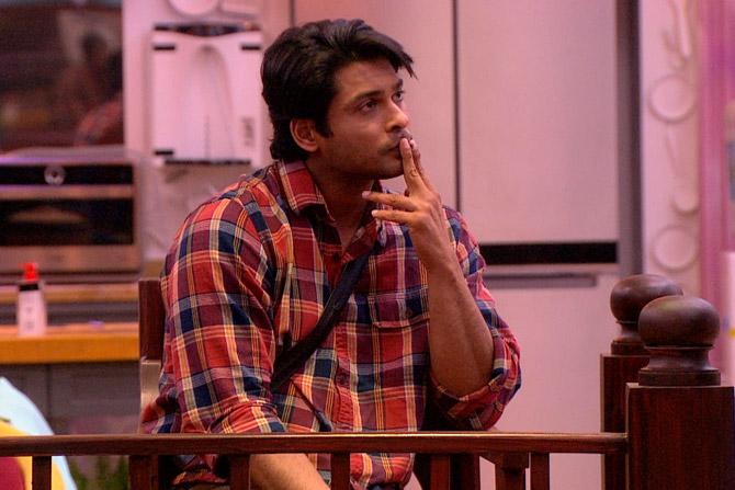 Next up was Sidharth. Rajat accused him of being okay with making fun of others but not accepting it when someone made fun of him. He also questioned Sidharth on why his relationship had gone sour with Rashami. The anchor then asked Sidharth whether he will remain in touch with Shehnaaz after the show got over. He ended the question-answer round by asking Sidharth if he was himself a flipper and not Shehnaaz since he had flipped and saved Paras and not Shehnaaz.