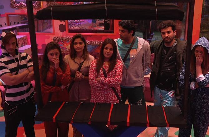 A secret task was given to Sidharth and Paras where they had to make the other contestants believe that there was actually a paranormal entity inside the house. The boys played it well and made the whole situation intense by littering stuff in the washroom area and around the garden area to make it look extremely scary and believable. Then, Kaushal entered the house from the captain's room wearing a prop of a headless body to scare the contestants even more.