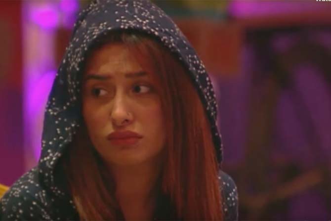 Shehnaaz Gill, Arti Singh, and Mahira Sharma were nominated this week. Later, Vicky announced that Mahira had to leave the house.