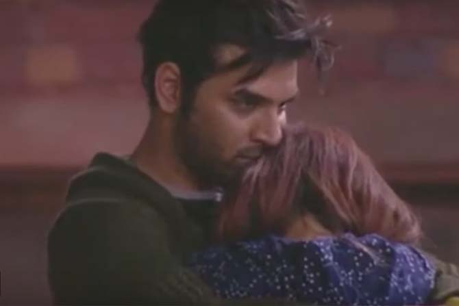 An emotional Mahira met all the contestants before leaving and wished them luck for the finale. Mahira's best friend Paras got extremely emotional as he bid her goodbye. He hugged her and burst into tears.