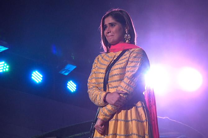 As Arti's journey was projected, she got emotional and thanked Bigg Boss for an exceptional experience. Tears streamed down her cheeks when she saw herself as 'Independent Arti' being flashed onto the screen.