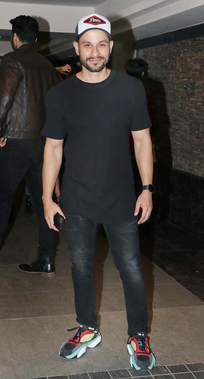 Kunal Kemmu was all smiles as he posed for the paparazzi at his bash hosted in Bandra, Mumbai.