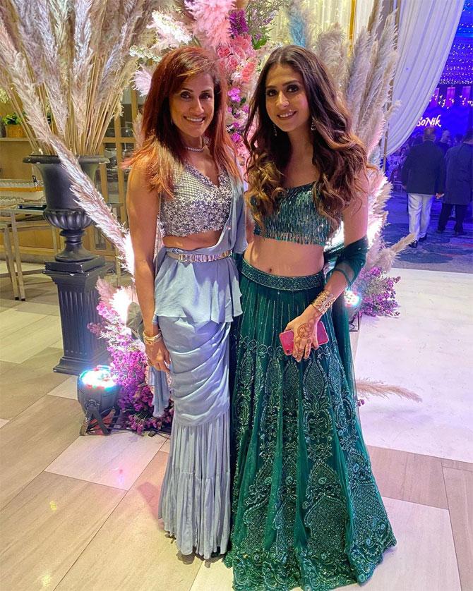 Yasmin Karachiwala strikes a pose with Malvika Raaj at the Sangeet ceremony. Malvika Raaj looked like a queen in a dark green lehenga. She wore long earrings and a bracelet for accessories.