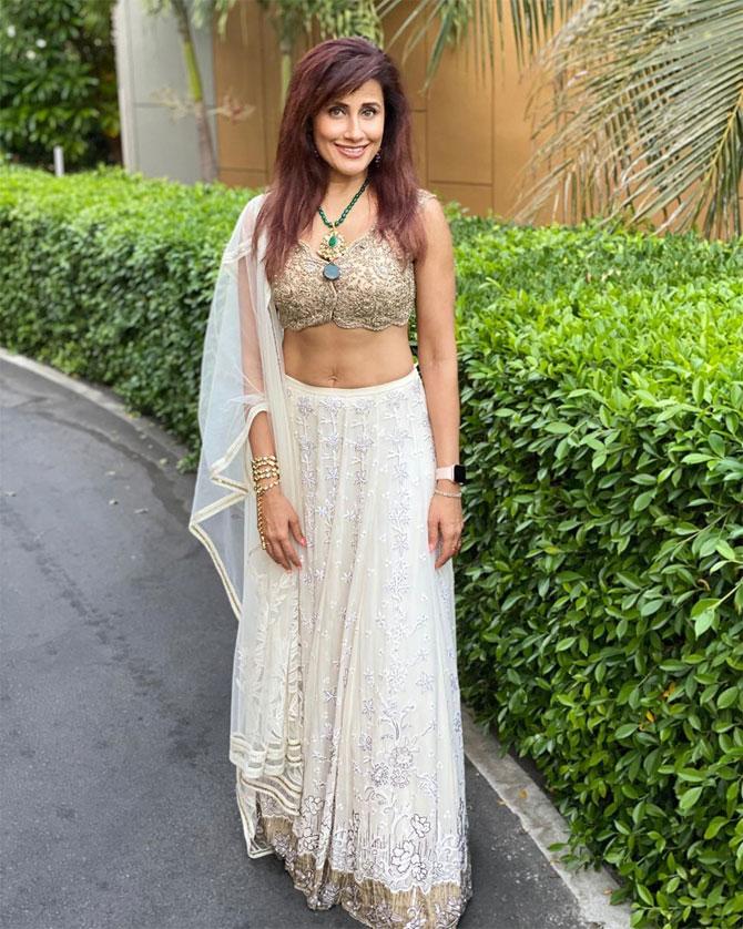 Yasmin Karachiwala looked nothing short of a queen in a white lehenga and golden blouse. She added oomph to her look with her green necklace.