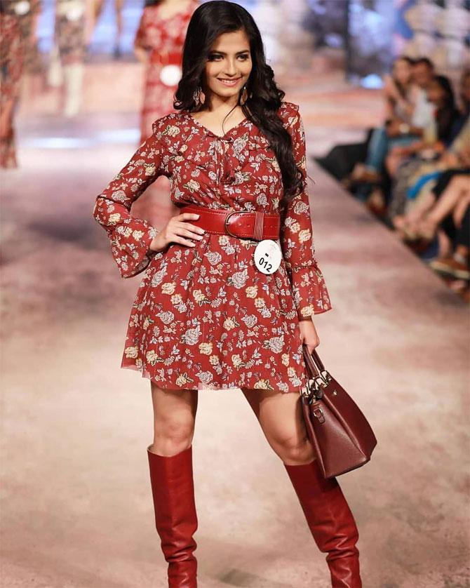 The blue-eyed beauty sets the ramp on fire with this thigh-high belted, printed dress with knee-high boots. 