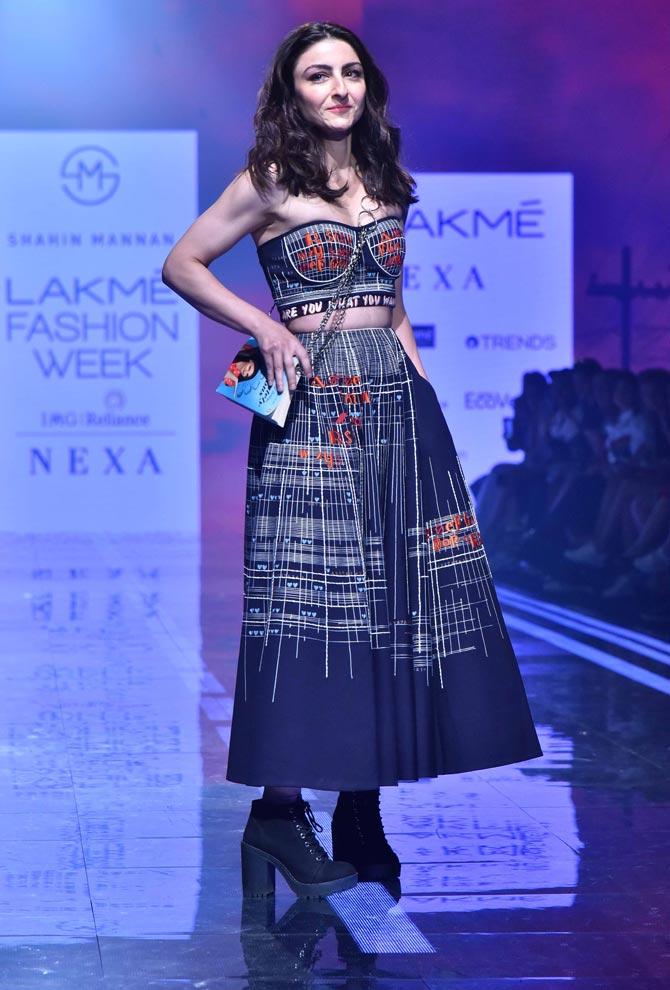 Soha Ali Khan walked the ramp for designer Shahin Mannan, wearing skirt navy, flared skirt and corset both profusely embroidered with travel motifs.