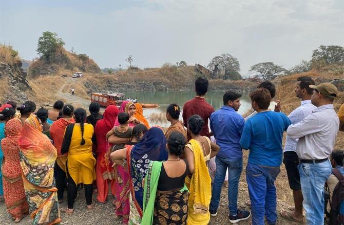 Two drown in Vasai while clicking selfie: In an unfortunate incident, two minor girls drowned at a quarry in Vasai, Mumbai while trying to take a selfie by standing on the edge. According to the police officials, the two girls who are Class 7 students visited the quarry with their two school friends after bunking their school. The two were clicking a selfie at the spot when the two fell in the quarry and drowned. Although their two friends tried to save the two girls, when their efforts failed, they asked locals for help, who then rushed to the spot and also informed the fire brigade.
In photo: The spot where the two girls drowned




