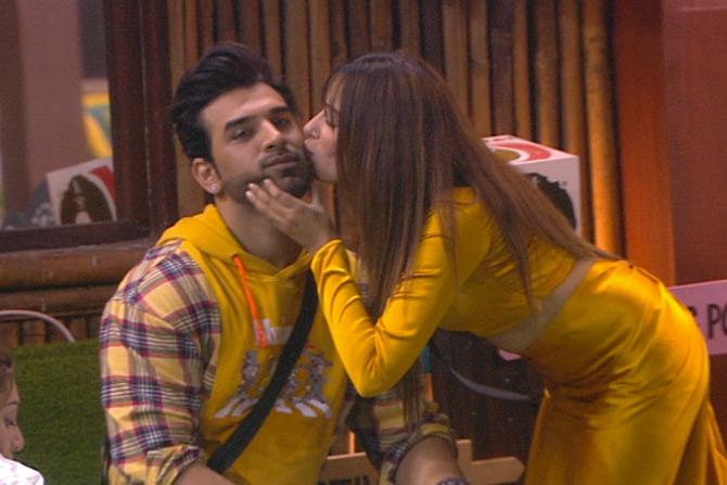 And within the same period, Paras started falling for his fellow contestant Mahira Sharma in the Bigg Boss house. The couple soon started making news for their cosy moments inside the house. 