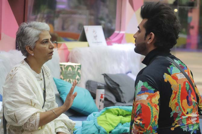 In one of the tasks, Bigg Boss had invited the contestants' loved ones. For Paras, his mother entered the house and had a heart-to-heart talk with him. She warned him to maintain a distance with Mahira and reiterated the fact that she is not comfortable with their closeness. His girlfriend Akanksha Puri too had expressed her displeasure over their closeness. 