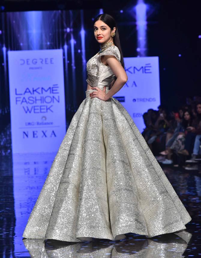 Divya Khosla Kumar was the show stopper for Krsna Couture and we must say, she totally rocked it on the ramp. The actress looked like a dream in the collection.