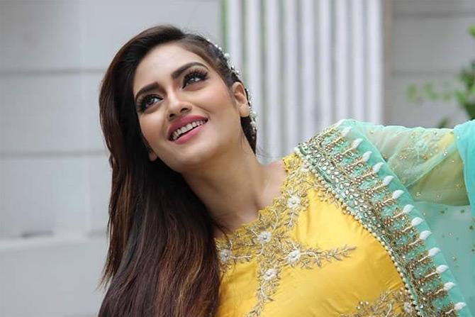 Nusrat Jahan looks simple and elegant in a yellow Kurti which she paired with blue dupatta as she soaks in the sun. In the photo, Nusrat is seen leaving her beautiful long tresses open as she is caught in a candid moment. Nusrat captions this one: The happiness of your life depends upon the quality of your thoughts!