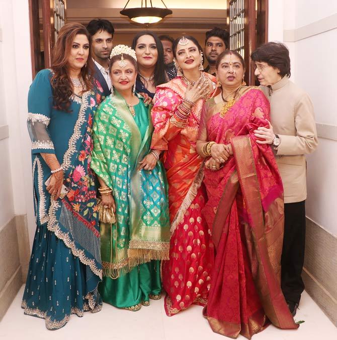 The evergreen actress Rekha too attended the wedding reception of Rikku Rakesh Nath's daughter. She attended the party with sister Radha Usman Syed (dressed in green traditional attire).