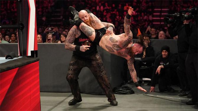 Aleister Black saw a worthy competitor in Eric Rowan this time. In the fast-pace bout, Aleister gave it all he got and avoided the Iron Claw before hitting a few Black Masses for the victory.