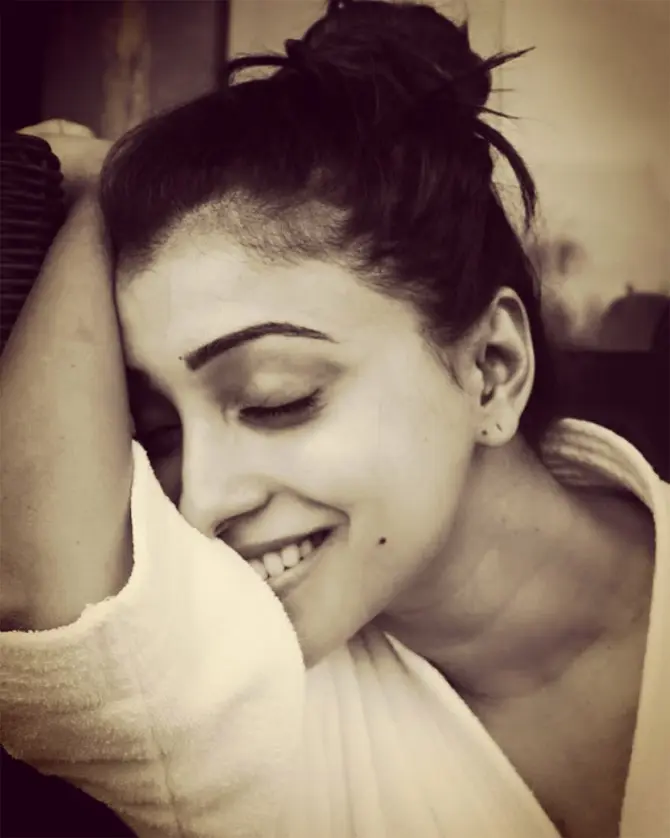 Deepal Shaw pursued psychology from Mumbai's popular St. Xavier's College. Right from her childhood, Deepal had a fascination for the showbiz world.