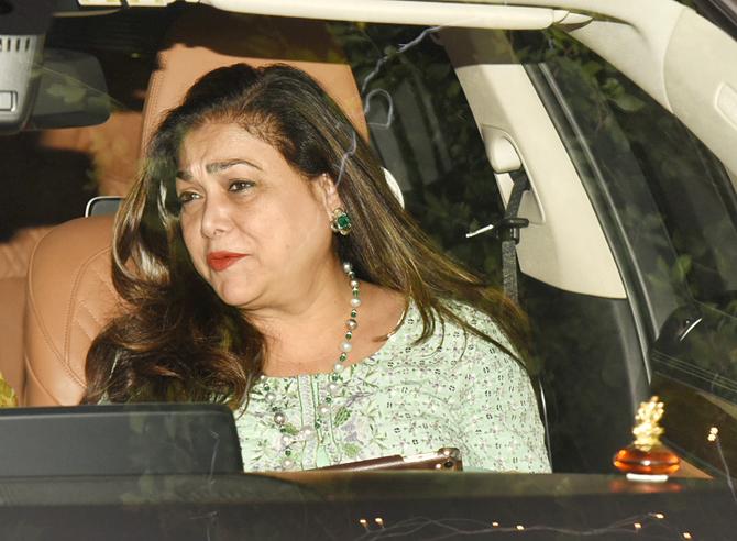 For the mehendi ceremony, Tina Ambani donned a salwar suit in hues of blue. With subtle makeup, minimal accessories, she complimented her look by leaving her long tresses open.