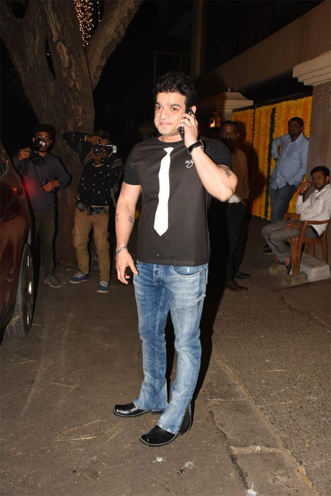 Karan Patel seemed busy on the phone as he was snapped while arriving at the birthday bash of Shobha Kapoor. While his wife opted for a white shirt, blue denims look, Karan went with the black on denims look for the party.