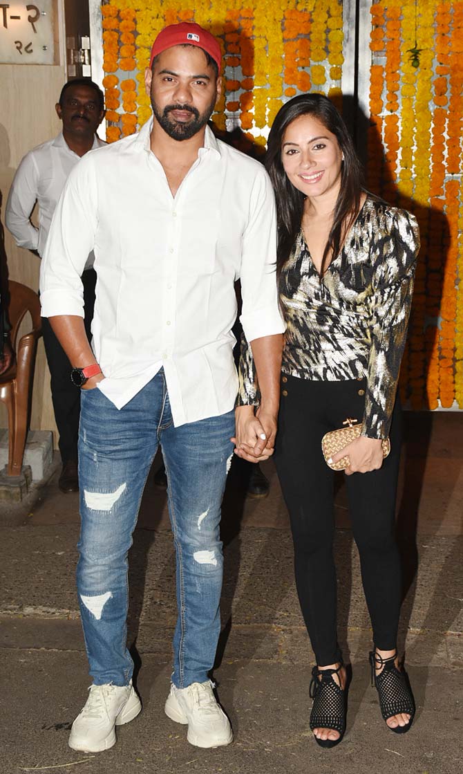 Television couple Shabir Ahluwalia and Kanchi Kaul too joined in the celebrations of Shobha Kapoor's 71st birthday. Shabir kept it simple and classy combination of a white shirt with denim, while Kanchi opted for a glitzy top, paired with black jeggings for the party.