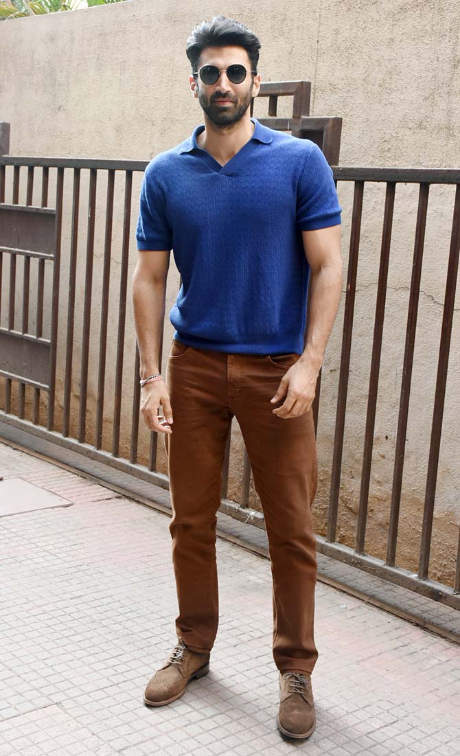 Aditya Roy Kapur was clicked by the photographers in Andheri. For the outing, the Kalank star kept it casual in his blue t-shirt and brown pants.