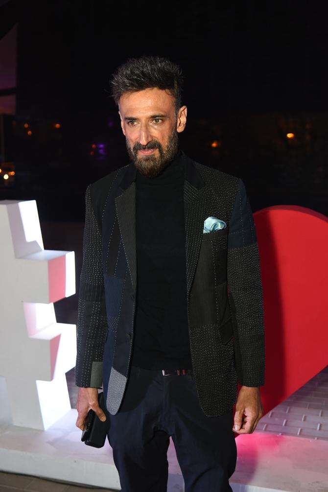 Rahul Dev looked dapper in an all-black suit he opted for the award ceremony hosted in the city.