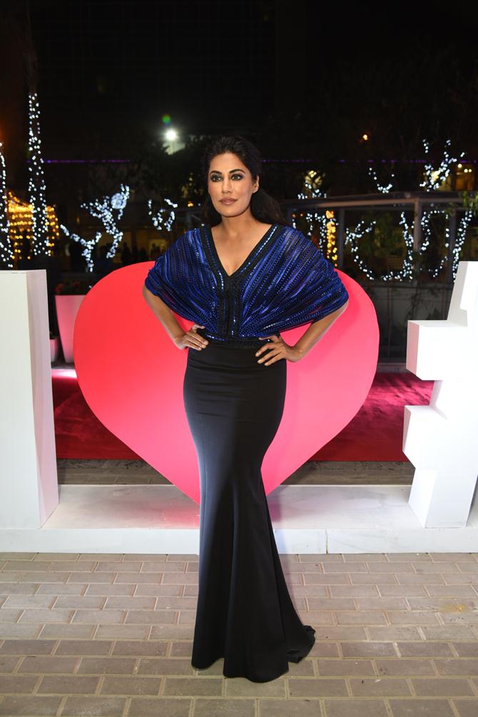 Chitrangda Singh showed off her chic side in a black bodycon dress opted for the evening. HEr dramatic metallic sleeves added the much-needed drama to her outfit.