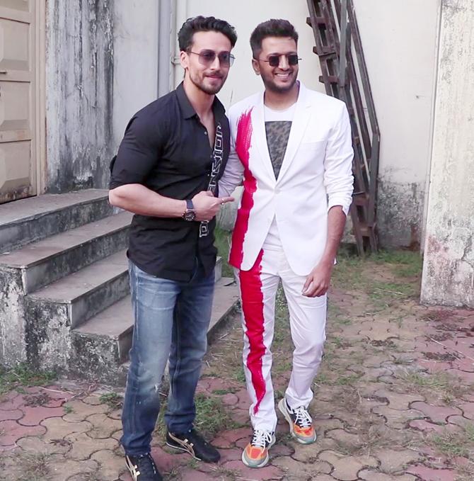 While Tiger Shroff was dressed up pretty casually in a black shirt and blue jeans, Riteish Deshmukh reinvented himself in a white suit with a dash of red.