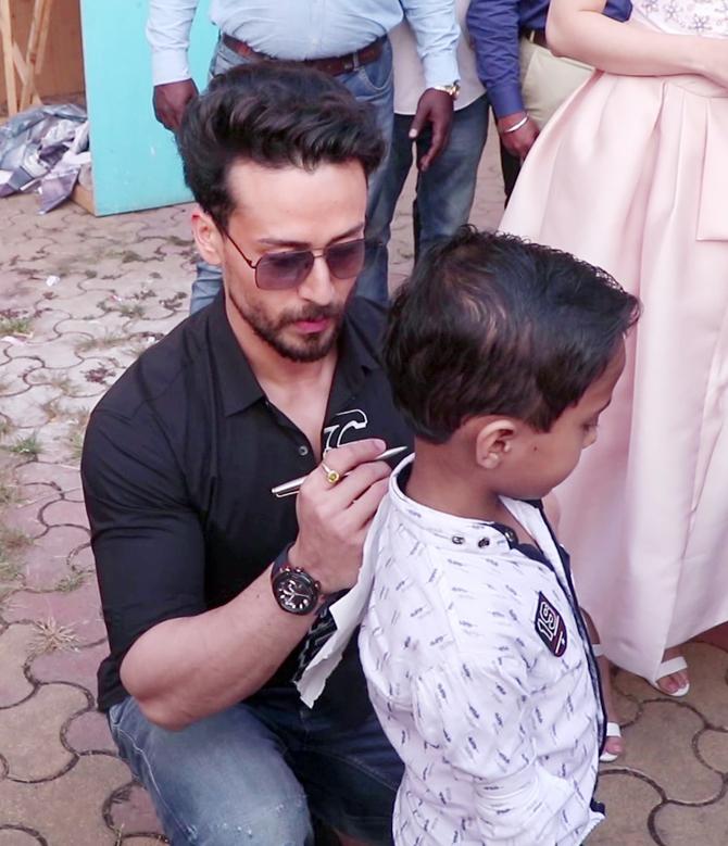 Tiger Shroff bumped into a young fan of his, who had drawn a picture of him. And needless to say, the actor was pretty much happy to see his young fan on the sets.
